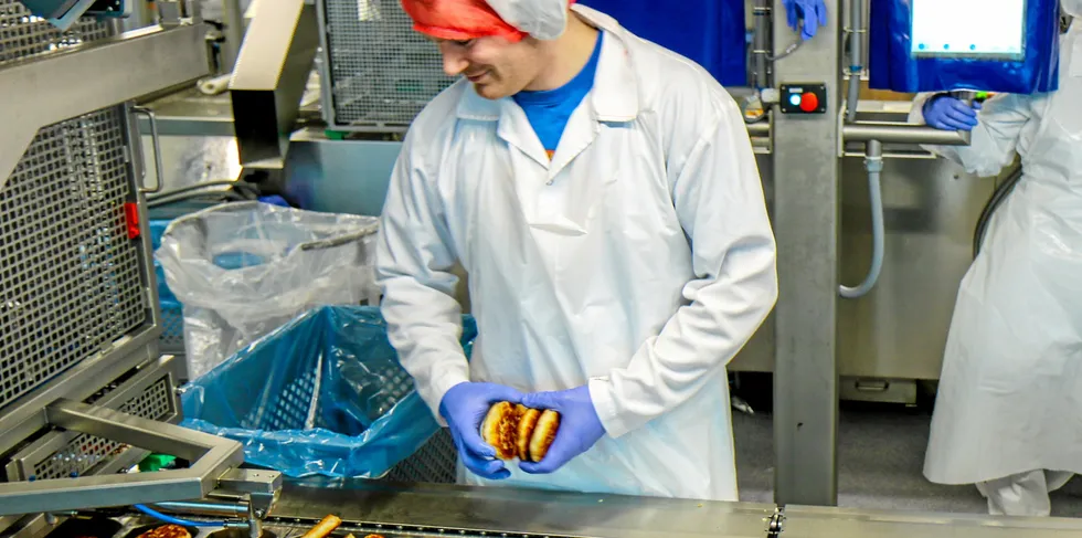 Fiskekake-produksjon ved Insula på Leknes Lofoten.