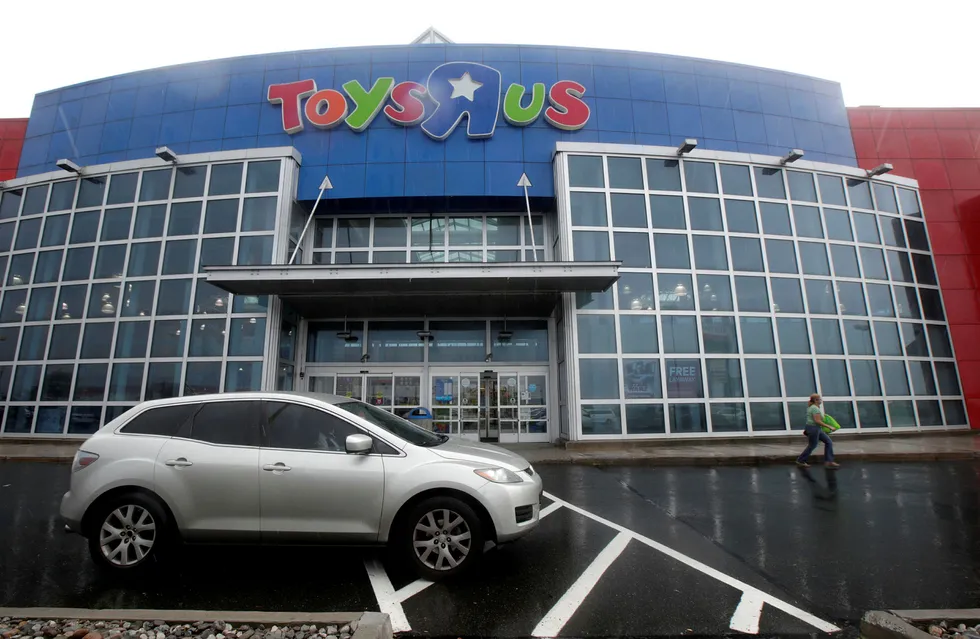En Toys R Us-butikk i Elizabeth i New Jersey. Leketøysgiganten kommer til å legge ned 180 butikker, rundt 20 prosent av alle sine amerikanske butikker. Foto: Julio Cortez/AP