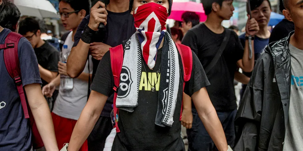 Demonstranter i Hongkong: I mer enn seks år nå har befolkningen i Hongkong, med studenter i spissen, protestert mot kinesiske myndigheters forsøk på økt kontroll over den tidligere britiske kolonien. Den siste tids protester har havnet mye i skyggen av koronaviruset, men nå våkner verdenssamfunnet.