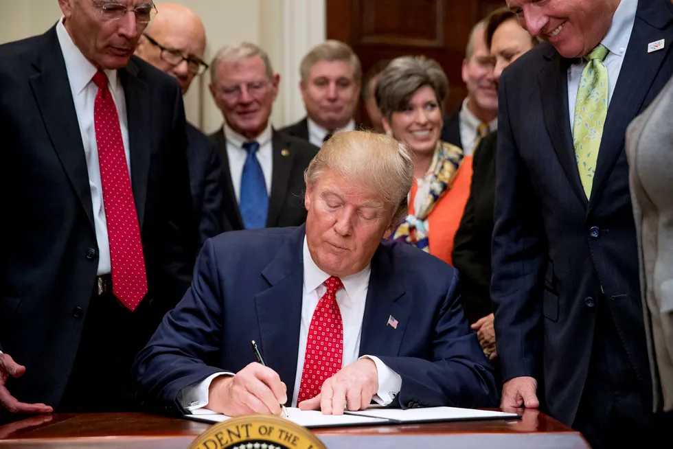 Her signerer president Donald Trump presidentordren som skal fjerne regler for å beskytte amerikanske vannkilder. Foto: Andrew Harnik/AP photo/NTB scanpix
