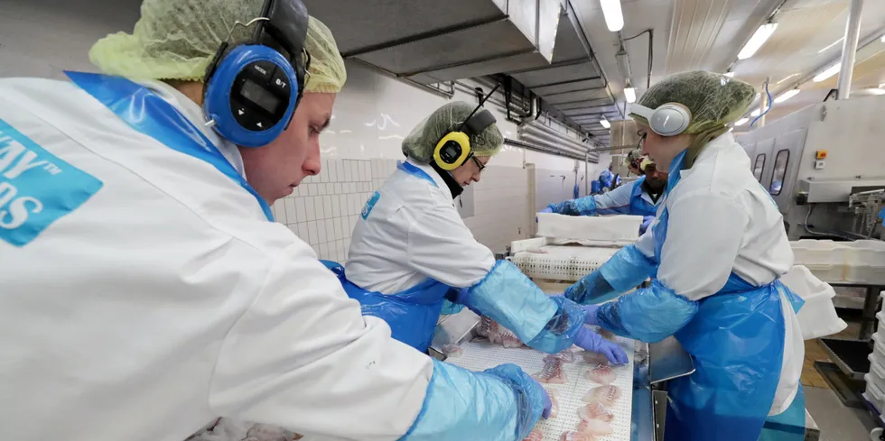 Mer av hvitfisken må bearbeides i Norge, men det er for enkelt å påstå at det løses ved at kystflåten overtar trålkvotene. Begge flåtegrupper dekker et behov, men det må tøffere styring til for å oppnå målene, mener Fiskeribladet.