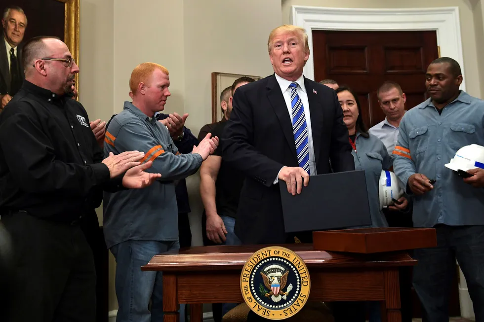 Hvorfor er president Donald Trumps stål- og aluminiumstoll begrunnet med sikkerhet og ikke med antidumping eller andre WTO-regler som tillater toll? Foto: Susan Walsh/AP/NTB Scanpix