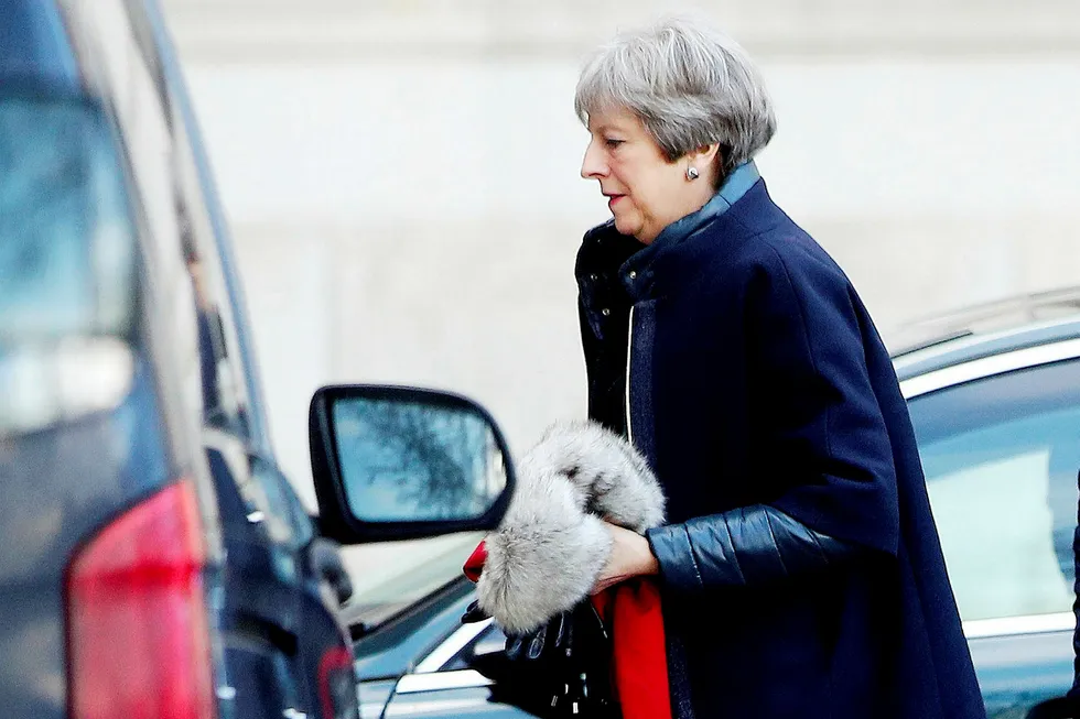 En presset Theresa May ankommer mandag Downing Street i London for forhandlinger med EU. Foto: Hannah McKay/Reuters/NTB Scanpix
