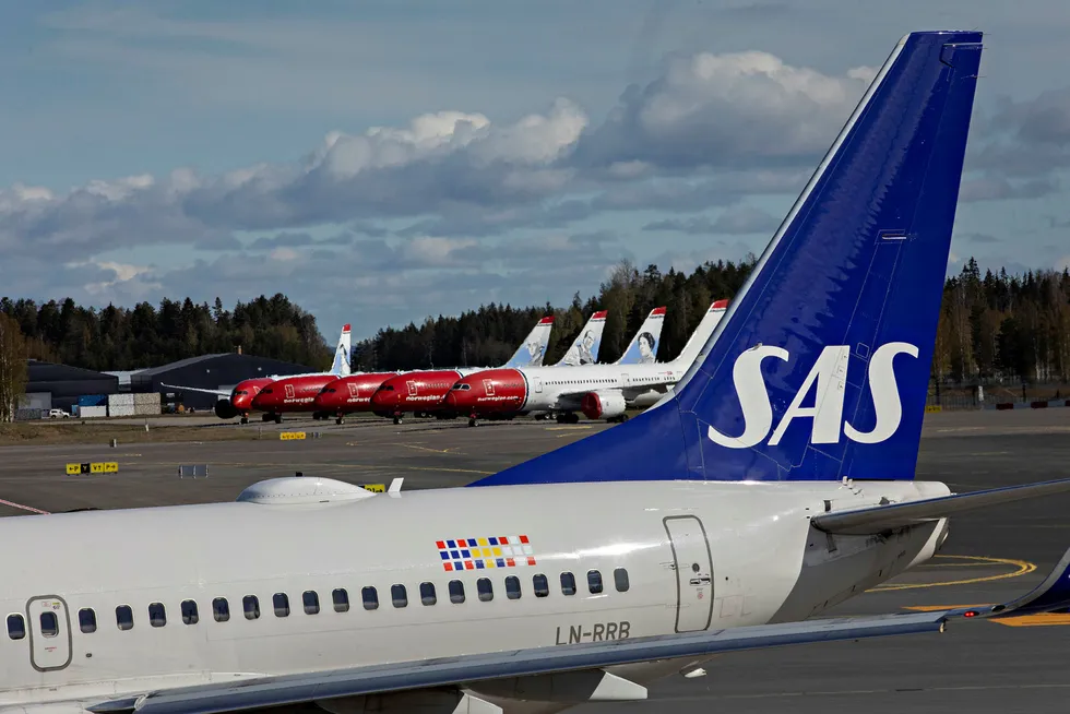 SAS- og Norwegian-fly står parkert på Gardermoen. Kundene krever pengene tilbake.