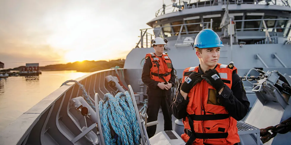 PÅ KONTROLL: Jan Erik Skorpe (t.v) og Hans Martin Finsrud venter på at KV Tor skal kontrollere fartøy og fiske men kan og fungere som politiet lange arm ved behov. De vil likevel ikke klare å forhindre all jukset som foregår i fiskerinæringen.