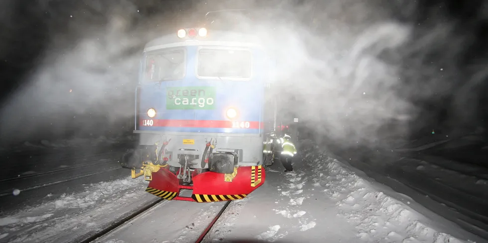 CargoNet-lokomotiv med fisk på Ofotbanen. Nå må banen utvides med dobbeltspor, mener Fiskeribladet.