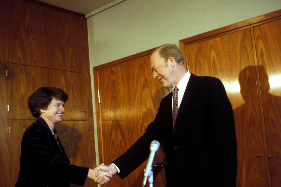 Tidligere statsminister Odvar Nordli overrekker er nøkkelen til statsministerens kontor til sin etterfølger, Gro Harlem Brundtland i 1981. Foto: Owesen, Paul