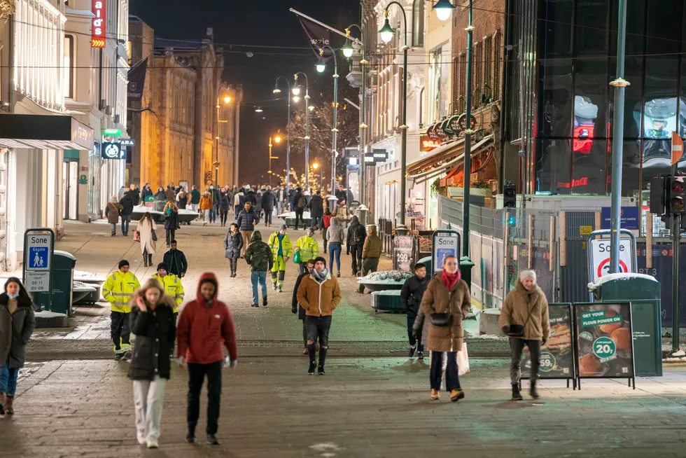 Månedslønnen økte for nordmenn i 2021. Bildet er tatt i Karl Johans gate i Oslo i helgen, hvor restauranter og uteliv begynte å komme seg tilbake til normalen etter koronanedstengingen.