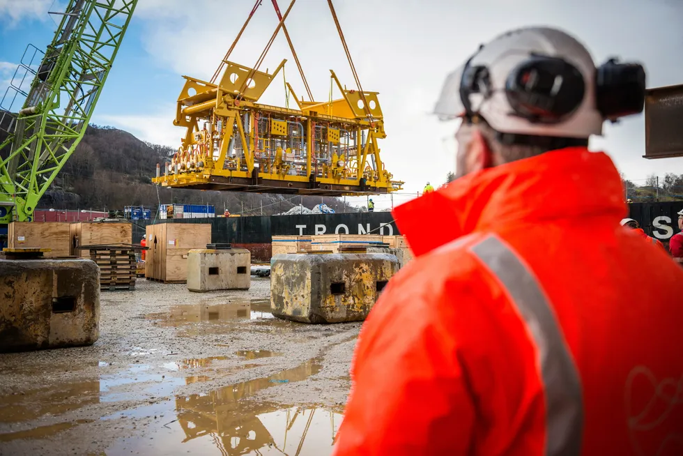 Her løftes havbunnsinstallasjonen fro Nova-feltet fra Egersund-verftet til skipet som skal ta den med ut for installasjon i Nordsjøen. Etter oppstart i juli har operatør Wintershall hatt problemer med vanninjeksjon i feltet.
