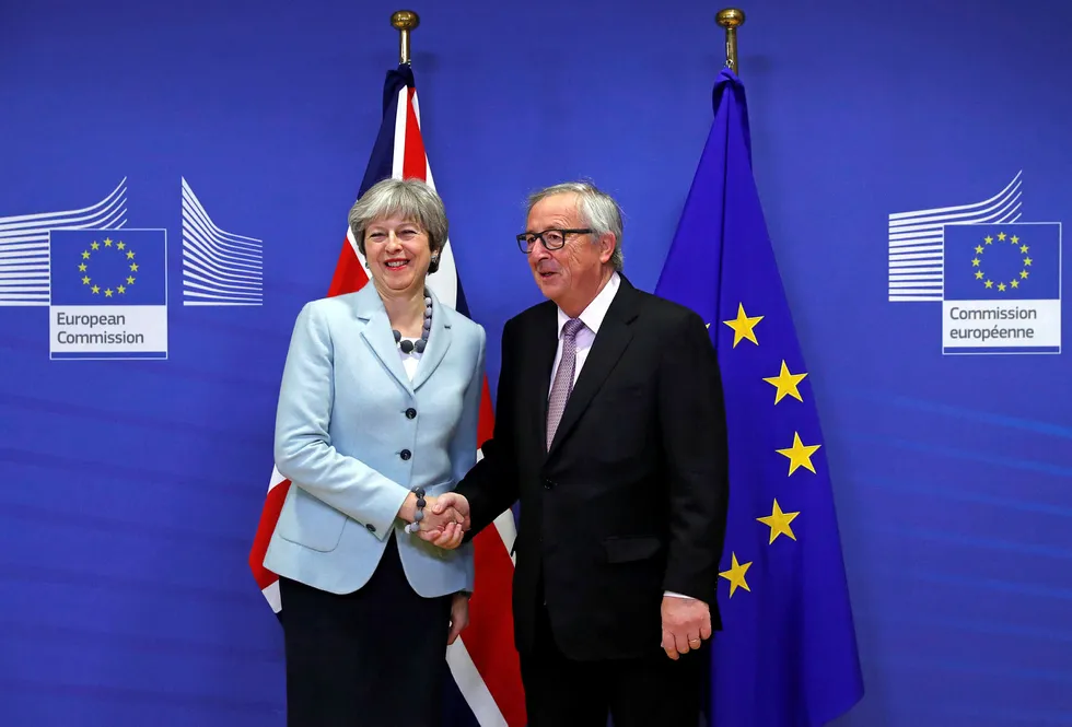 Storbritannias statsminister Theresa May fotografert sammen med EU-kommisjonens leder Jean-Claude Juncker i Brussel fredag morgen. Foto: Yves Herman/Reuters