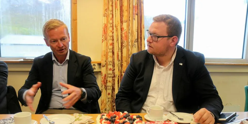 Helge Orten (H), leder i Stortingets transport- og kommunikasjonskomite (t.v.) og gruppeleder i Tromsø Høyre, Erlend Svardal Bøe, besøker Tromvik.Foto: Jørn Mikael Hagen