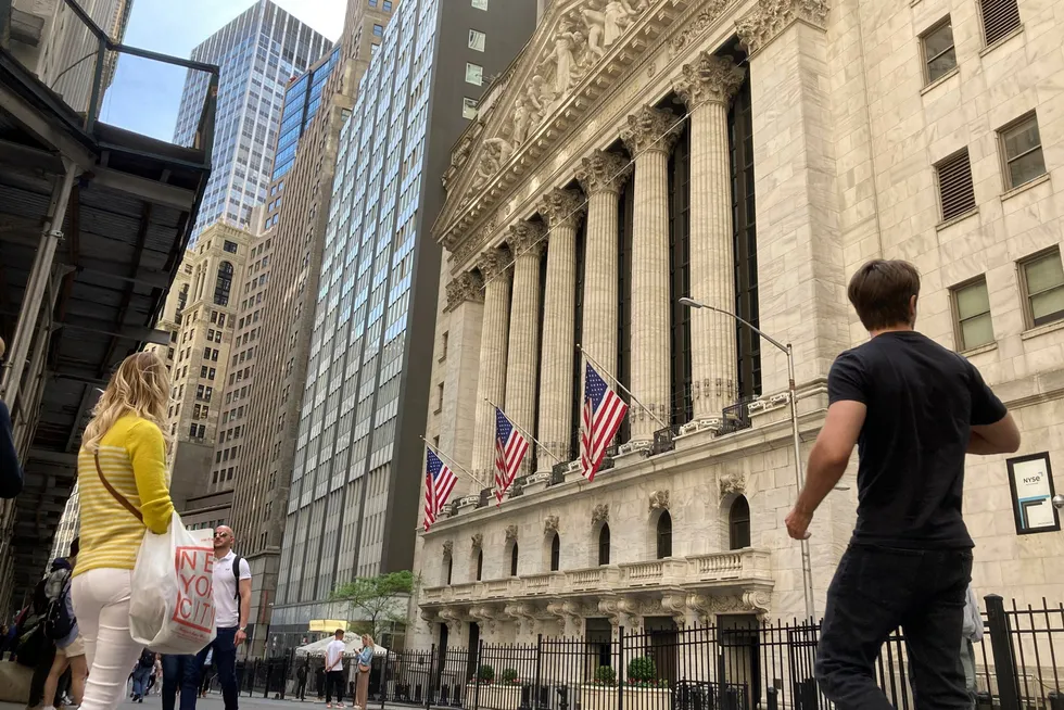 Investorene på Wall Street kan ha fått tilbake optimismen mange uker med urolige tider. Etter tidvis kraftig fall tirsdag, stiger kursene etter en times tid med handel onsdag.