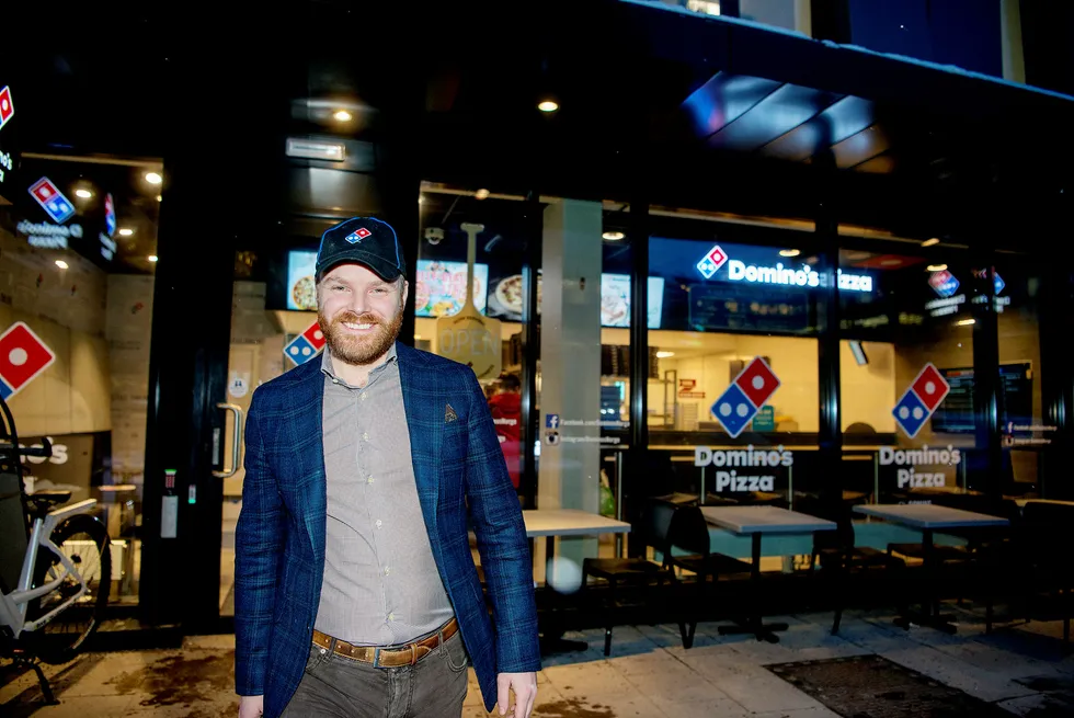 Toppsjef i Domino pizza Norge Kenneth Lorentzen har en opptrappingsplan som tilsier 50 restauranter og en halv milliard i omsetning i år, men dette skal dobles. Her besøker han en restaurant på Helsfyr i Oslo. Foto: Mikaela Berg