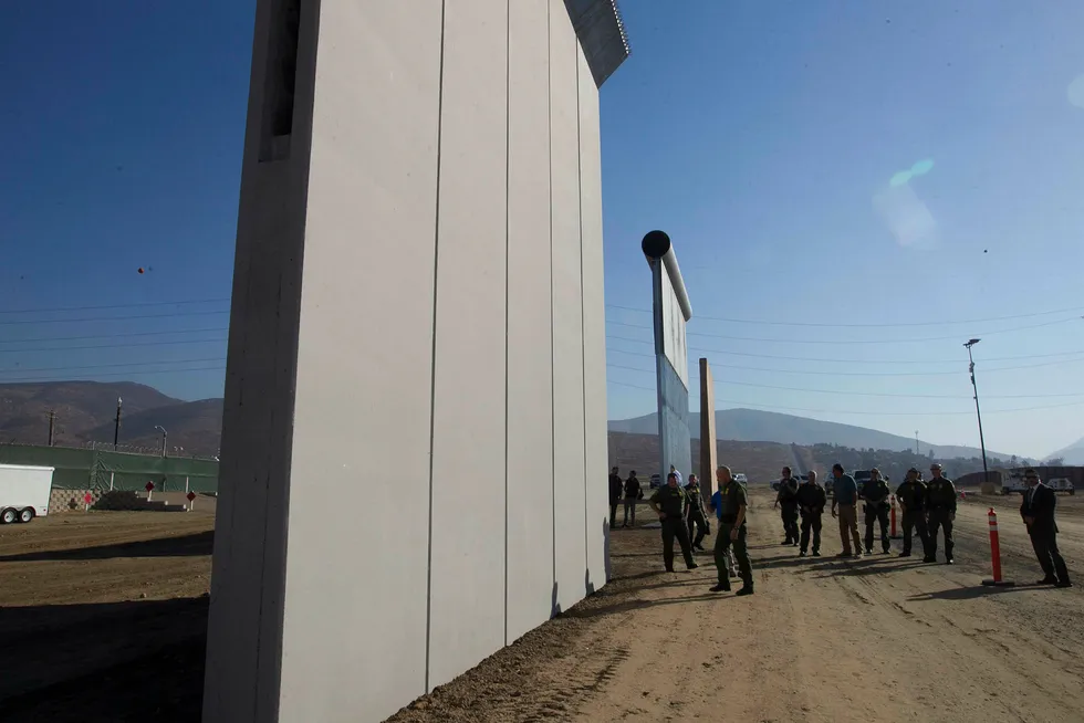 Her er én av prototypene på muren som skal skille USA og Mexico. Foto: John Gibbins/AP