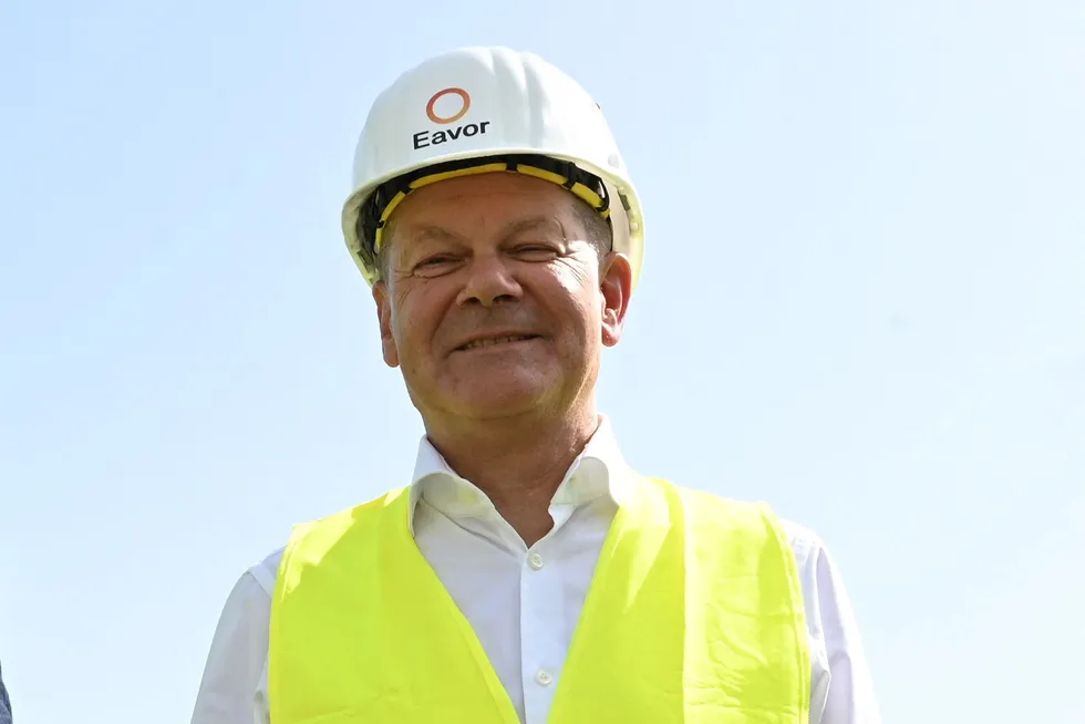 Tysklands forbundskansler Olaf Scholz blar opp for det grønne skiftet, her på et geotermisk anlegg i Geretsried, i forrige uke.