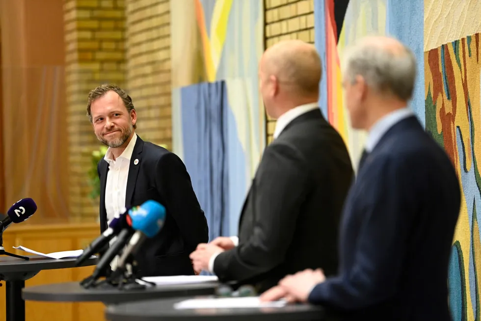 Statsminister Jonas Gahr Støre (Ap) , finansminister Trygve Slagsvold Vedum (Sp) og Audun Lysbakken (SV) under pressekonferansen på Stortinget etter at partiene har kommet til enighet i forhandlingene om statsbudsjettet.