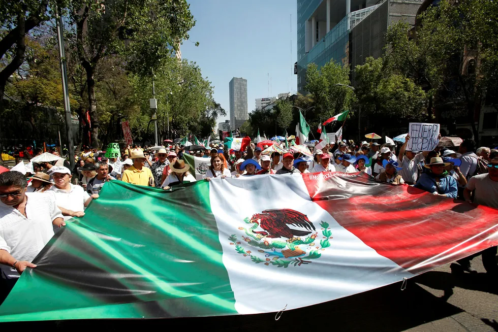 Mexico svarer på USAs tolløkning. Bildet er fra en tidligere protest mot Donald Trumps grensemur. Foto: Ginnette Riquelme/Reuters/NTB Scanpix