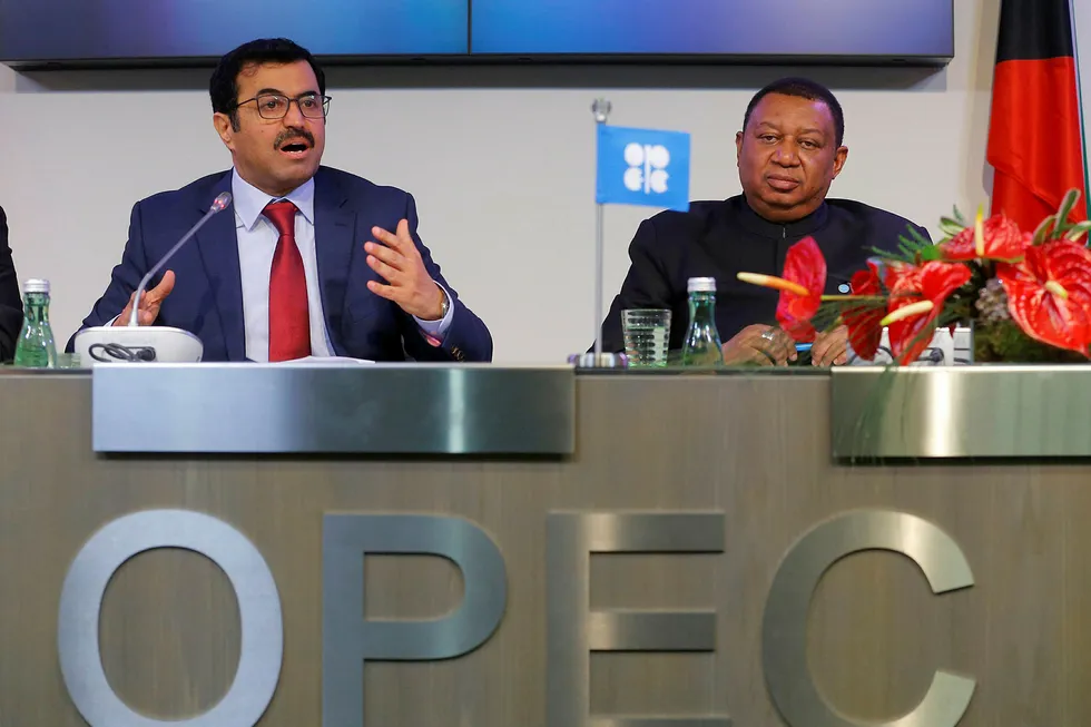 Oljekartellet Opecs president, Qatars energiminister Mohammed bin Saleh al-Sada og generalsekretær og tidligere nigeriansk oljeminister Mohammad Barkindo under Opec-møtet i November. De to ønsker lørdag oljeproduserende land velkommen for å diskutere kutt i oljeproduksjon. Foto: HEINZ-PETER BADER/Reuters/NTB Scanpix