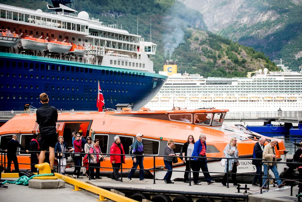 Regjeringen foreslår at det er kun er turister som bor på kommersielle overnattingssteder som skal betale turistskatt, ikke cruiseturister som her i Geiranger. I alle fall ikke foreløpig.