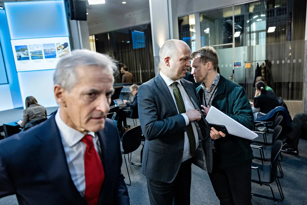 Statsminister Jonas Gahr Støre (til venstre) og finansminister Trygve Slagsvold Vedum på dagens pressekonferanse i Marmorhallen i Kongens gate. Finansministeren konfererer med sin statssekretær Lars Vangen (til høyre).