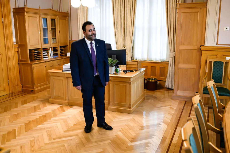 Stortingspresident Masud Gharahkhani (Ap) på sitt kontor.