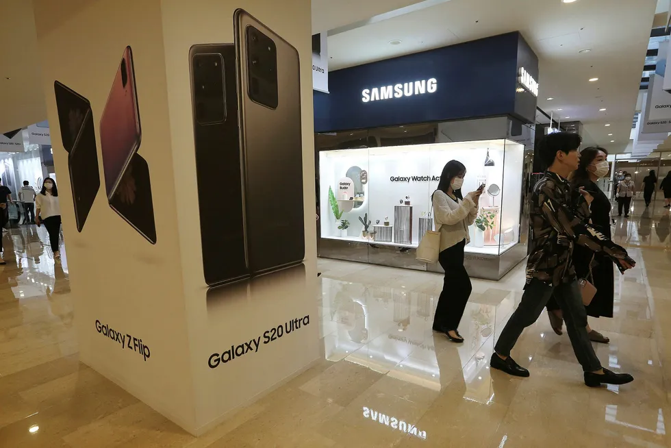 Samsungs smarttelefonsalg falt med nesten en tredjedel i andre kvartal. Koronapandemien har ført til at Huawei er blitt verdens største mobiltelefonprodusent takker være normaliseringen på det kinesiske markedet.