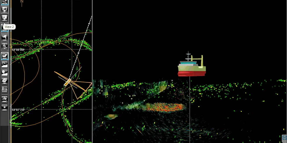 De røde stripene på venstre side som viser sporene båten har gått og bestanden som ble passert. Til høyre er en 3D-visning av klassifisert fiske (grønn farge), både fremover og nedover i hele vannsøylen.