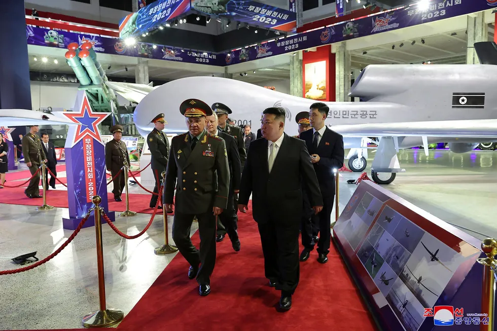 Den russiske forsvarsministeren, Sergej Sjojgu, gjester en nordkoreansk våpenutstilling sammen med landets diktator, Kim Jong-un.