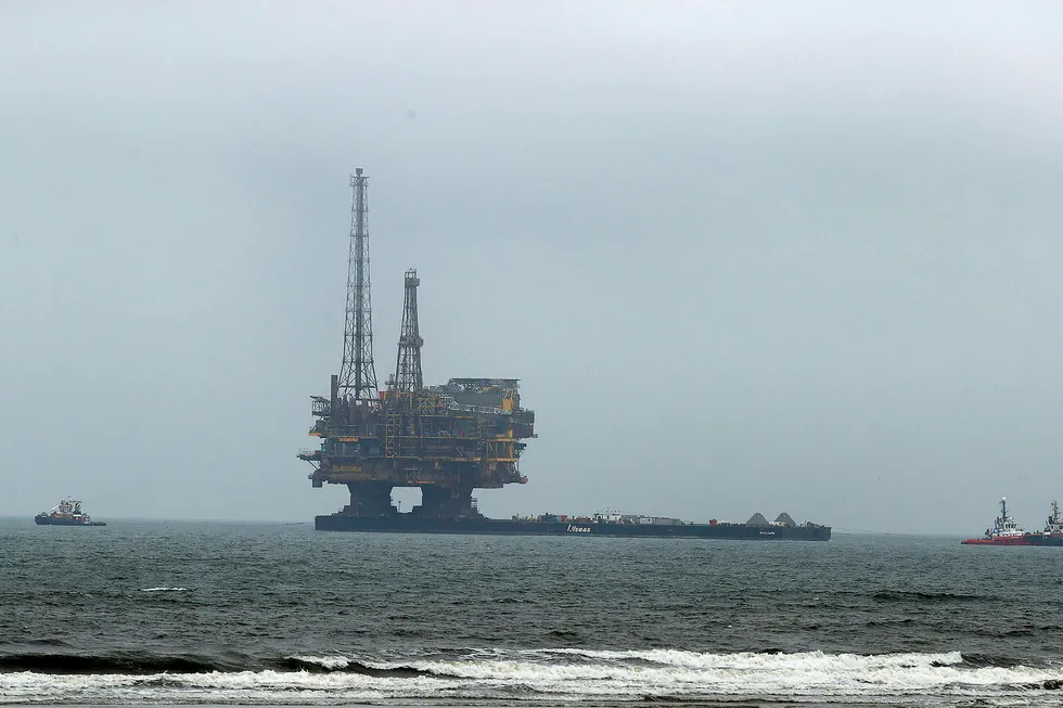 En av Shells oljeplattformer, her ved kystlinjen av Hartlepool i England i mai. Foto: AFP PHOTO / Scott Herpell