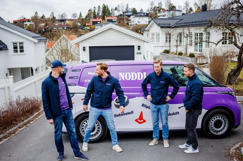 Noddi-gründerne Tom-Arne Danielsen, Joachim Rathke, Odin Alveng og Stian Grimsgaard. De tre siste kommer fra Oda, og oppstartsselskapet bruker lignende teknologi for å levere biltjenester hjem til kundene.