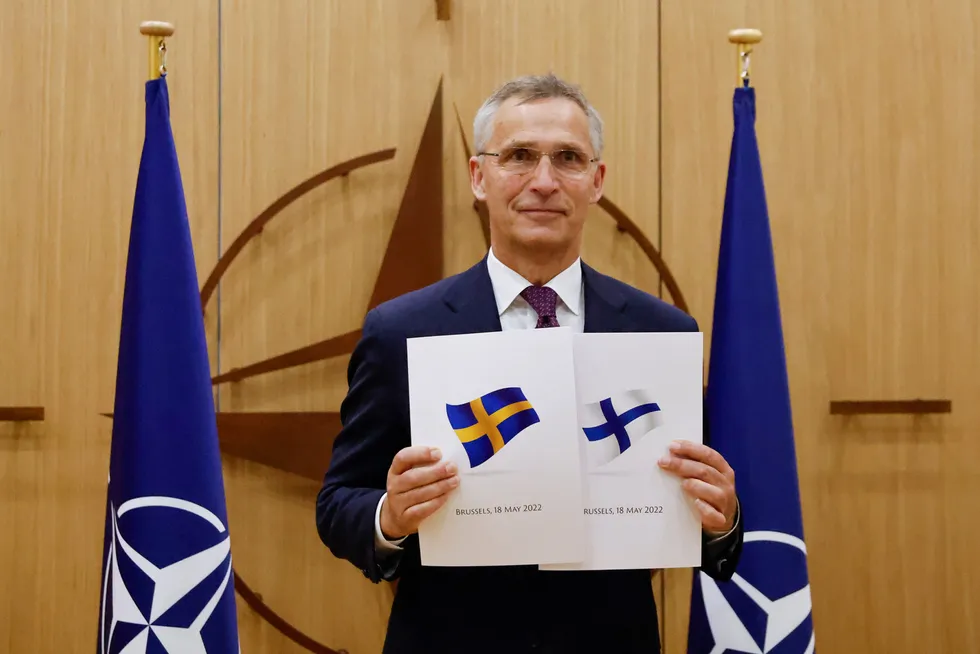 Generalsekretær Jens Stoltenberg holder opp søknadene fra Sverige og Finland om å bli medlemmer av Nato-alliansen.