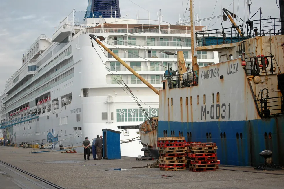 Turistskipet «Norwegian Juwel» og den rusiske tråleren «Kharovsk» var kontraster ved kai i Eemshaven i Nederland et tidligere år.