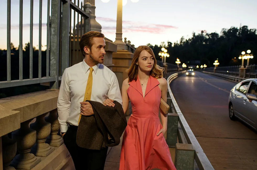 «Moonlight» og «La La Land» leder an i nominasjonene til Oscar-utdelingen i helgen. Ryan Gosling og Emma Stone spiller her i «La La Land», en film å bli sjarmert og imponert over. Foto: Dale Robinette/La La Land/Nordisk Film Distribusjon AS/Filmweb