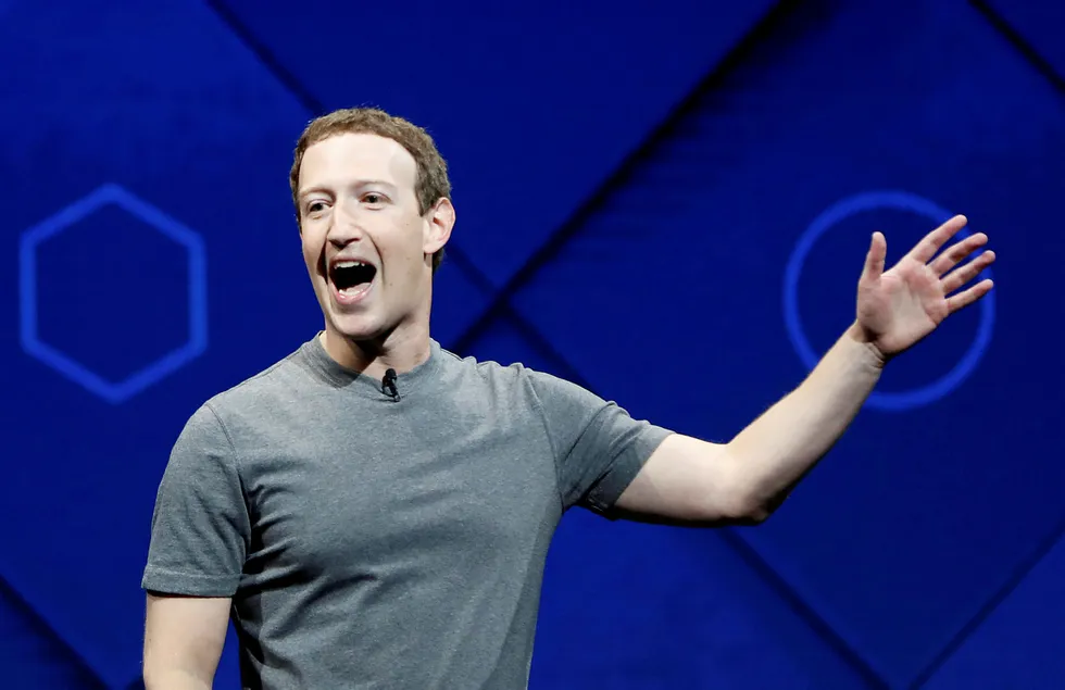 Facebook, her ved grunnlegger og konsernsjef Mark Zuckerberg, fikk nylig en bot på rundt én milliard kroner fra Europakommisjonen for å ha gitt villedende opplysninger i forkant av oppkjøpet av meldingstjenesten WhatsApp. G20 kan ha deler av EUs konkurransepolitikk som modell, skriver artikkelforfatteren. Foto: Stephen Lam/Reuters/NTB Scanpix