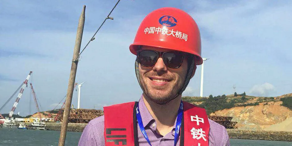 Marius Korsnes er aktuell med boka "Wind and Solar Energy Transition in China" basert på omfattende studier i landet. Her på felt i et vindkraftanlegg.