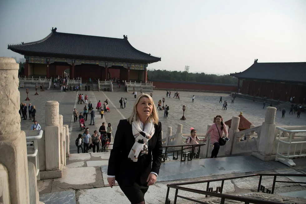 Monica Mæland på «Temple of Heaven» i Beijing. Foto: Per Ståle Bugjerde