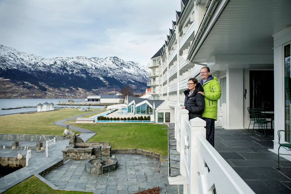 Barbara Zanoni Utne (til høyre) på Hotel Ullensvang i Hardanger mener det bør innføres en egen cruisepassasjeravgift. Her er hun sammen med ektemannen Hans Edmund. Foto: Eivind Senneset