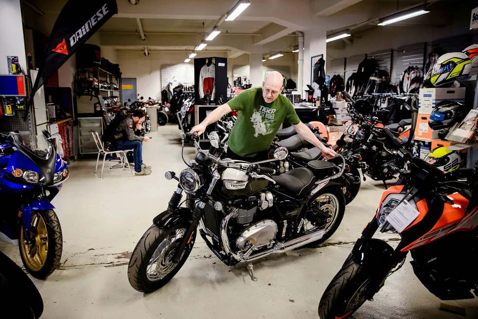 Geir Andreas Arnestad i AMD Motorsykler med en Triumph.