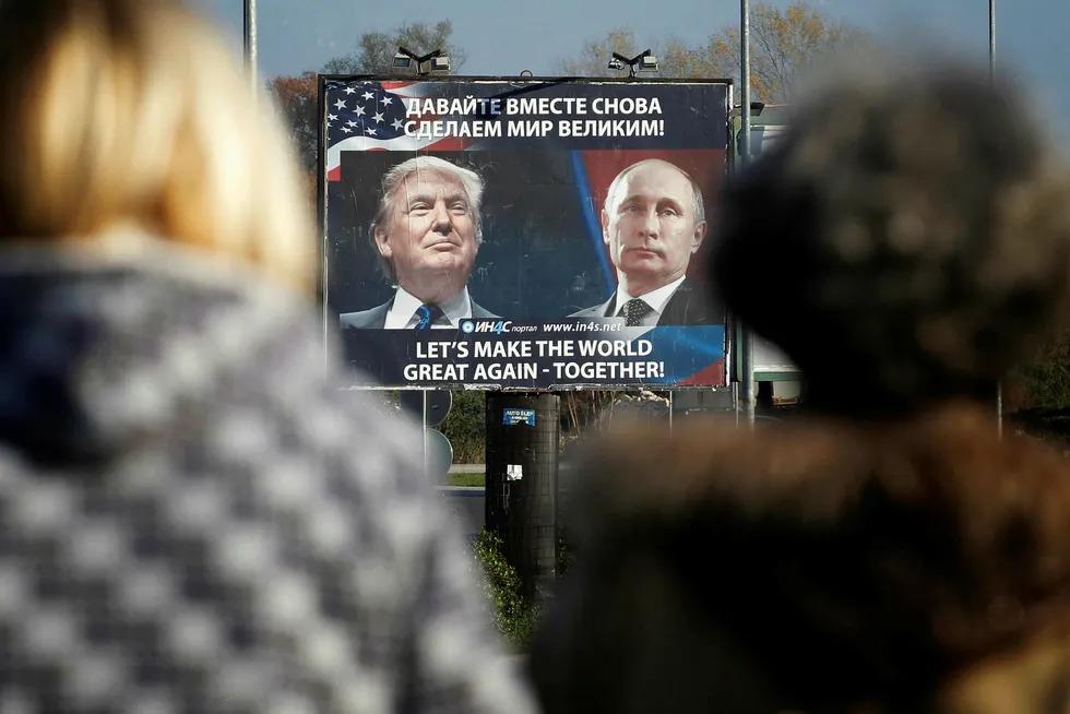 Det er ikke underlig at Trump beundrer Putin. Den russiske presidenten har den direkte kontrollen med økonomien som Trump ikke har. Trump disponerer i utgangspunktet ikke penger, det gjør Kongressen. Plakat fra et veikryss i Montenegro. Foto: Stevi Vasiljevic/Reuters/NTB scanpix