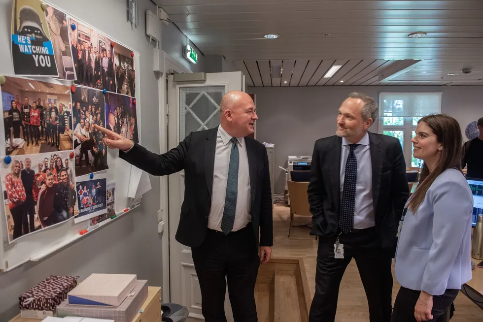 Euronext-sjef Stéphane Boujnah (til venstre) sammen med børsdirektør Håvard S. Abrahamsen og Pernille Voxen Burum under førstnevntes besøk i Oslo i 2019.