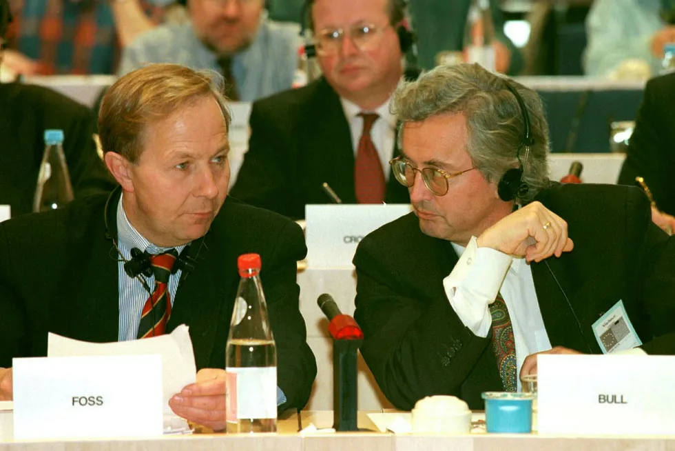 Britene har akseptere at adgang til EU-markedet kan betales med adgang til fiskeressurser, skriver Torben Foss (til venstre) i innlegget. Han deltok i EØS-forhandlingene. Det gjorde også Einar Bull (til høyre). Her er de to i antidumpingforhandlinger sent på 1990-tallet.