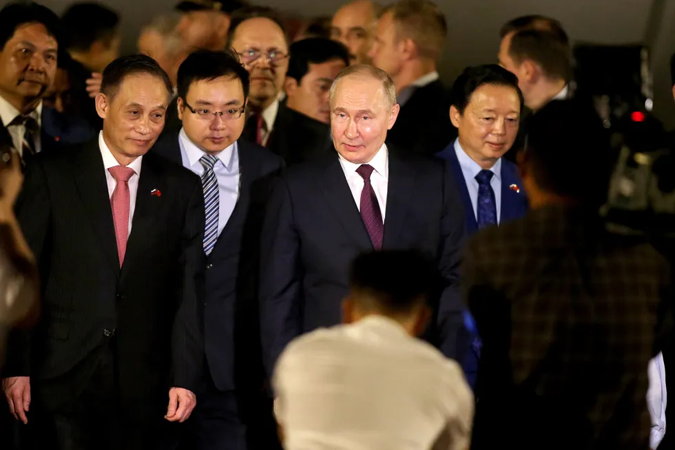 En stor vietnamesisk delegasjon var på plass for å møte Russlands president Vladimir Putin da han landet på Noi Bai International Airport i Hanoi natt til torsdag ved starten på et todagers besøk.