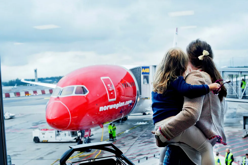 Et av Norwegians langdistansefly, Boeing 787 Dreamliner, på Oslo Lufthavn Gardermoen. Veksten til selskapet avtar, men inntektsnivået er omtrent uendret i høysesongen, sammenlignet med i fjor.