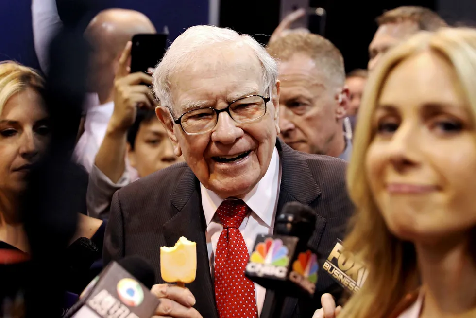 Viktig å lære barn tidlig hvordan de skal håndtere penger, mener mangemilliardær Warren Buffett. På bildet nyter han en is under årets generalforsamling i Berkshire Hathaway i mai.
