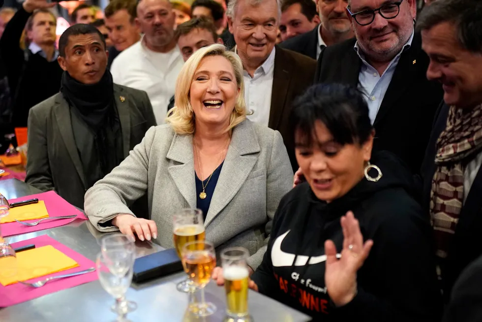 Ytre høyrekandidaten Marine Le Pen ligger best an i utfordrerposisjon, ifølge meningsmålingene.