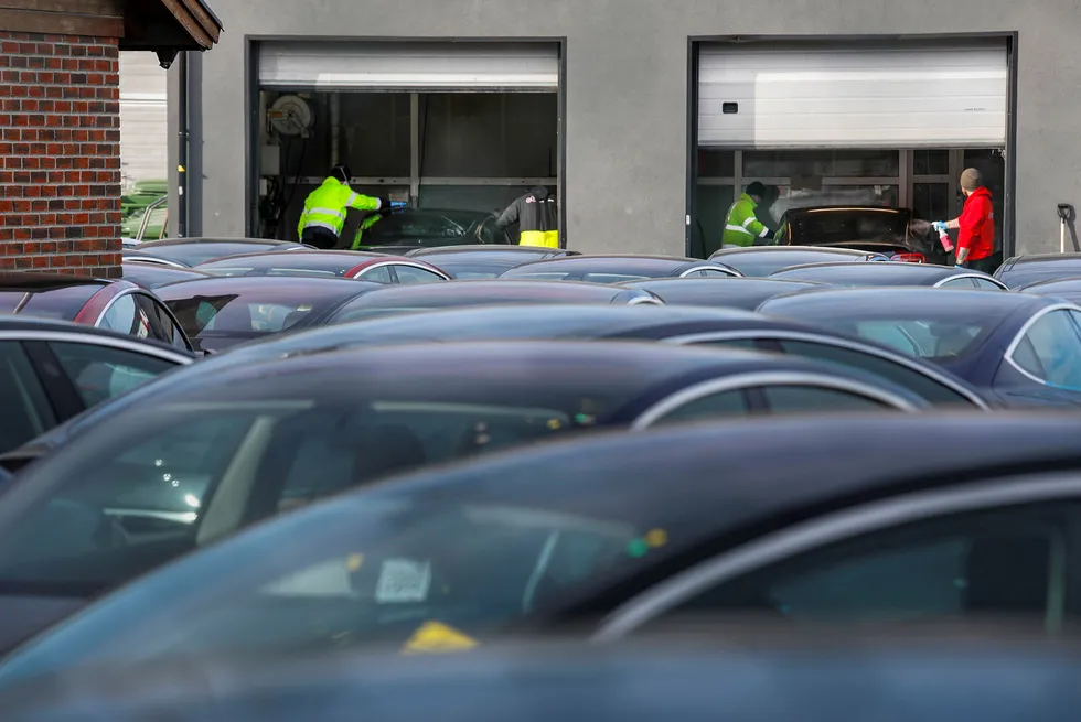 Ved Tesla i Drammen klargjøres Model 3 for levering til kunder.