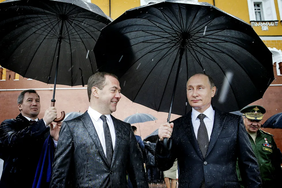 Russlands statsminister Dimitrij Medvedev (tv) vil at flere skal jobbe lenger. Her er han sammen med Russlands president, Vladimir Putin. Foto: Alexei Druzhinin/AP/NTB scanpix