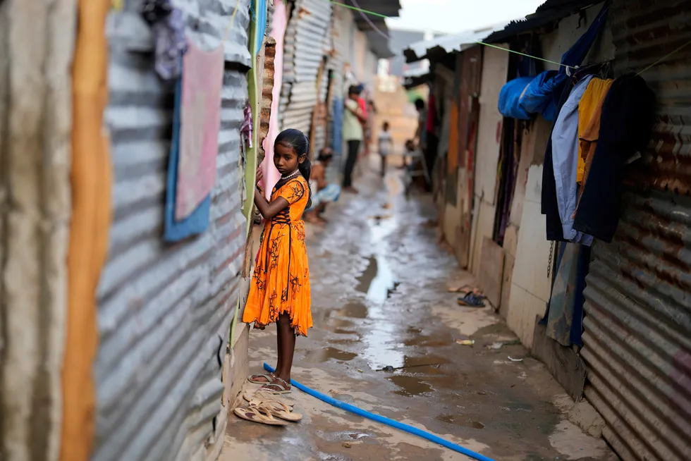 Jerifa Islam står i sitt fattige nabolag i Bengaluru. India er allerede blitt verdens mest folkerike land.