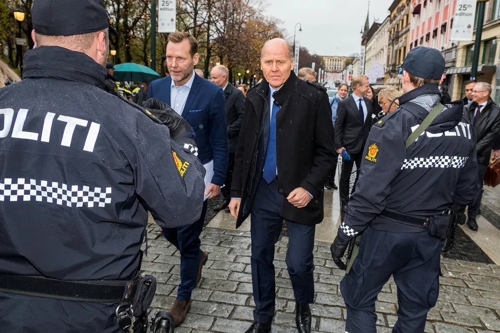 Konsernsjef Johan Dennelind i Telia og Telenors toppsjef Sigve Brekke ble stoppet ved politisperringer utenfor Grand Hotel, men slapp forbi etter å ha forklart at de var på vei for å møte statsminister Erna Solberg på hotellet.