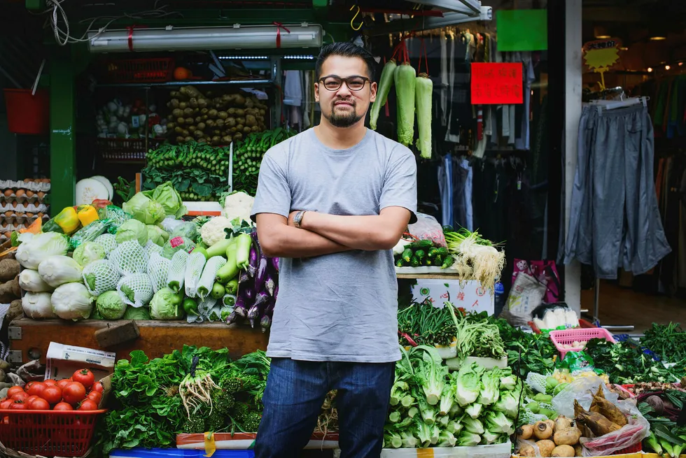 Kjøkkensjef Jowett Yu ved restaurant Ho Lee Fook gir sine beste tips for spisesteder i havnebyen Hong Kong, millionbyen som er en egen administrativ enhet helt sør i Kina. Foto: Noah Fecks